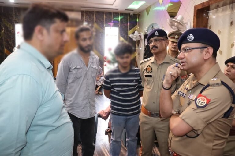 मुरादाबाद के नागफनी क्षेत्र में पीतल कारोबारी के घर डकैती के बाद जांच करती पुलिस और मौजूद अधिकारी