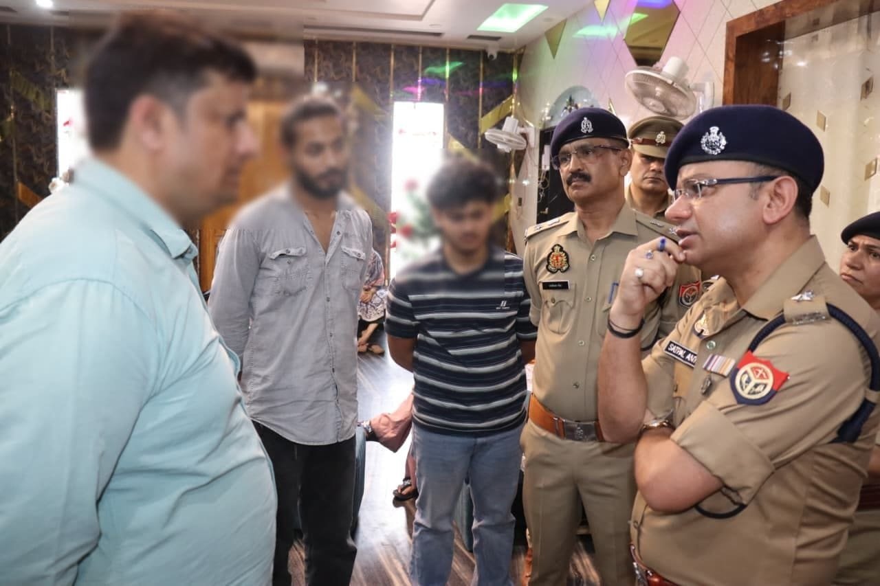 मुरादाबाद के नागफनी क्षेत्र में पीतल कारोबारी के घर डकैती के बाद जांच करती पुलिस और मौजूद अधिकारी