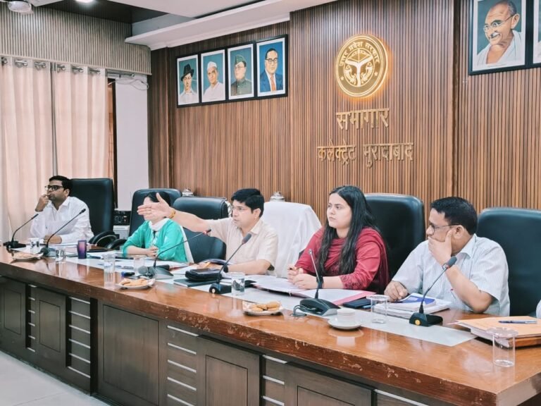 मुरादाबाद कलेक्ट्रेट में एनसीईआरटी पुस्तकों और स्कूल फीस को लेकर बैठक करते डीएम डॉ. राजेन्द्र पैंसिया