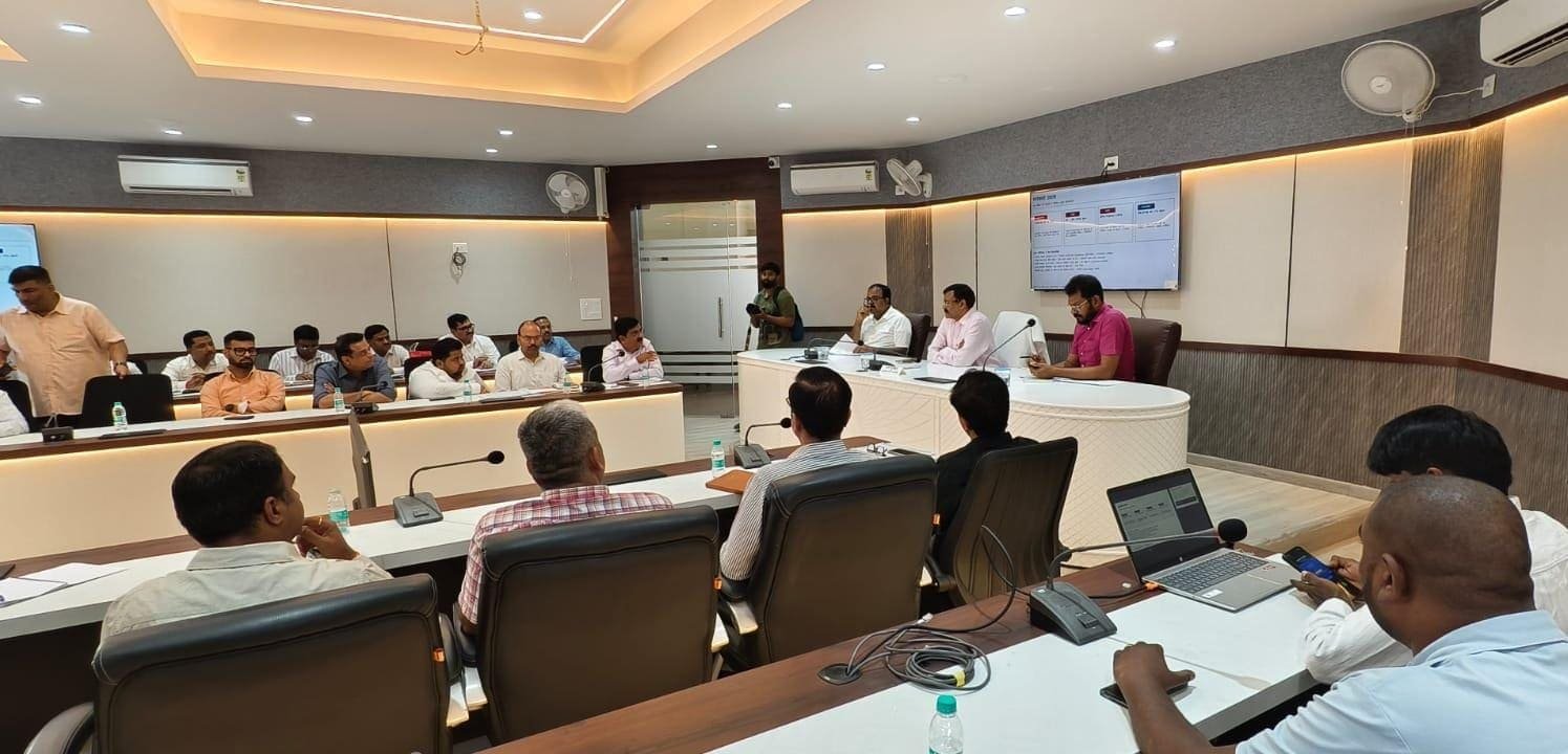 मुरादाबाद में श्रम बंधु समिति की बैठक में अधिकारियों और उद्योग प्रतिनिधियों की मौजूदगी