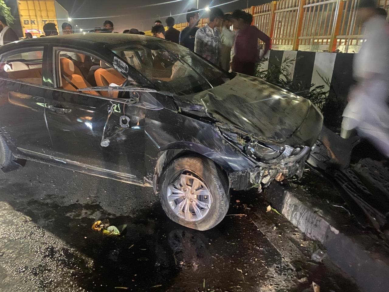 आईएफटीएम यूनिवर्सिटी के सामने मुरादाबाद सड़क हादसे के बाद क्षतिग्रस्त कार की तस्वीर