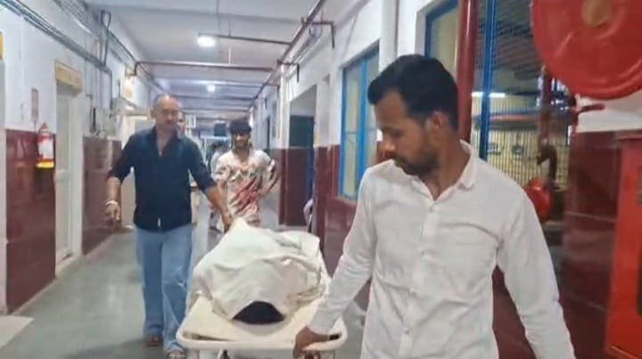 मुरादाबाद हत्या मामले में युवक का शव अस्पताल से वापस लाते परिजन