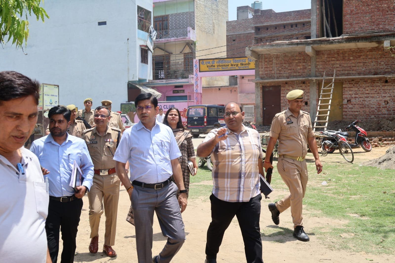 Image Alt Text बिलारी के पीएमश्री स्कूल का निरीक्षण करते डीएम और एसएसपी