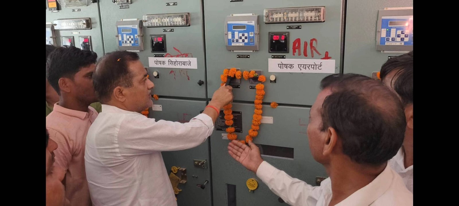 दलपतपुर में दूसरे 33/11 केवी विद्युत उपकेंद्र का लोकार्पण करते विधायक रामवीर सिंह