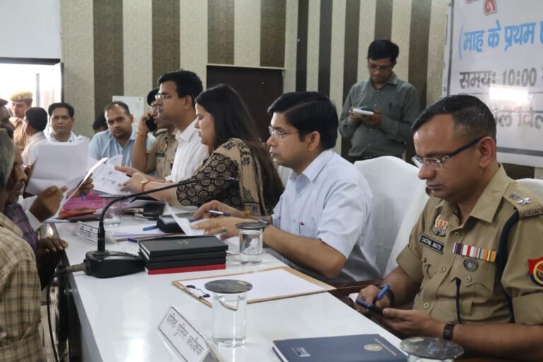 बिलारी सम्पूर्ण समाधान दिवस में अधिकारियों के साथ शिकायतें सुनते डीएम डॉ. राजेन्द्र पैंसिया और एसएसपी सतपाल अंतिल