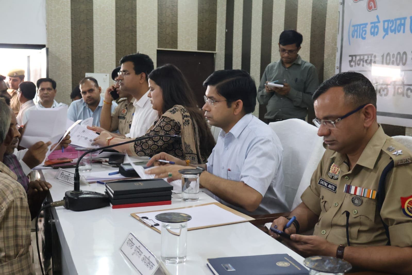 बिलारी सम्पूर्ण समाधान दिवस में अधिकारियों के साथ शिकायतें सुनते डीएम डॉ. राजेन्द्र पैंसिया और एसएसपी सतपाल अंतिल