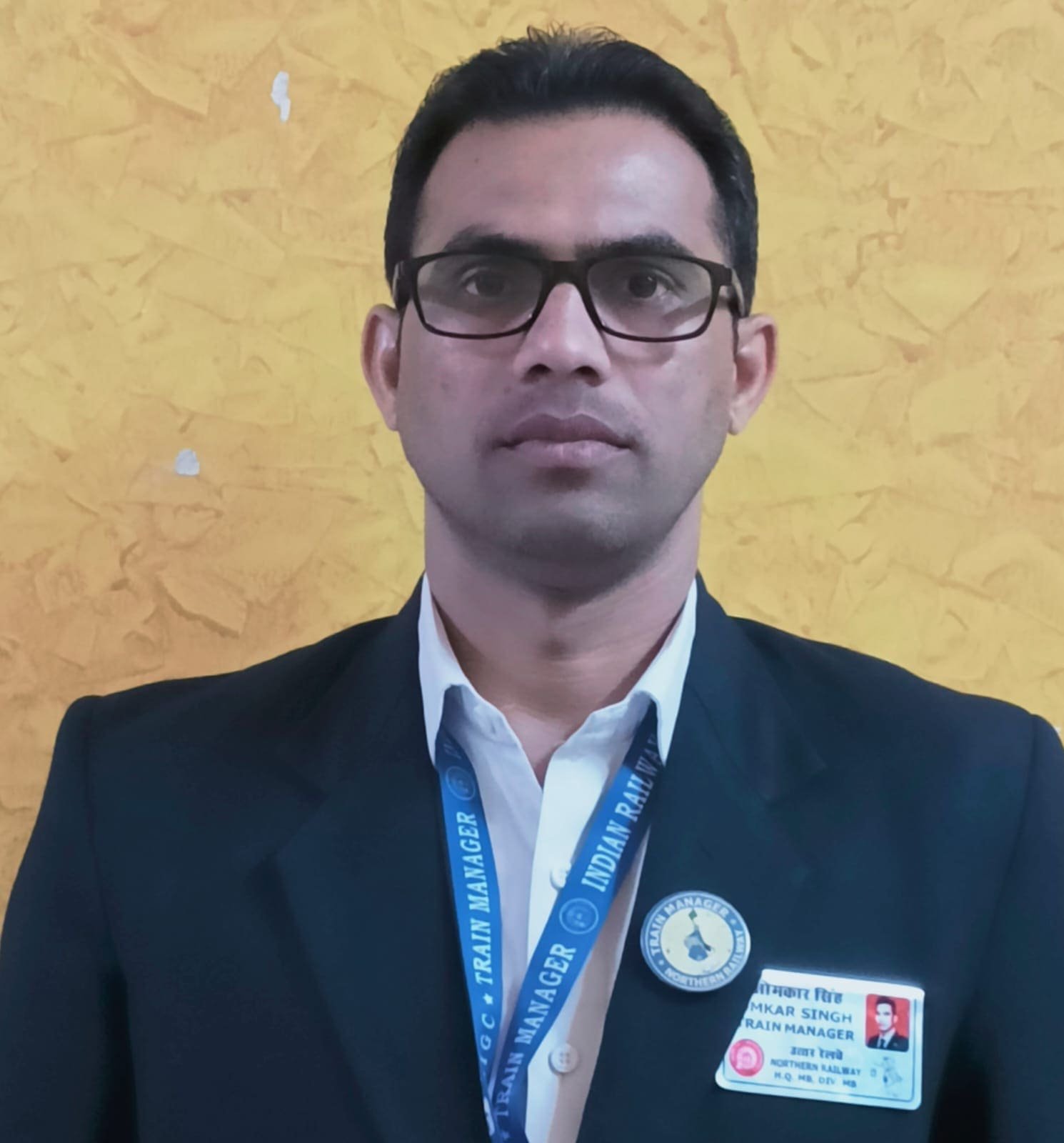राजा का सहसपुर स्टेशन पर छात्रा की जान बचाने वाले ट्रेन मैनेजर ओमकार सिंह