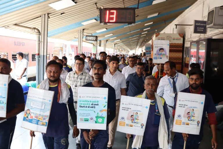 विश्व पर्यावरण अभियान के दौरान मुरादाबाद रेलवे स्टेशन पर यात्रियों को जागरूक करते रेलवे अधिकारी