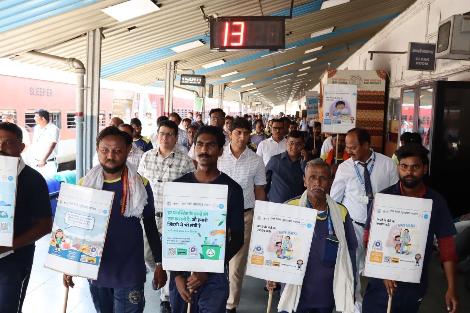 विश्व पर्यावरण अभियान के दौरान मुरादाबाद रेलवे स्टेशन पर यात्रियों को जागरूक करते रेलवे अधिकारी