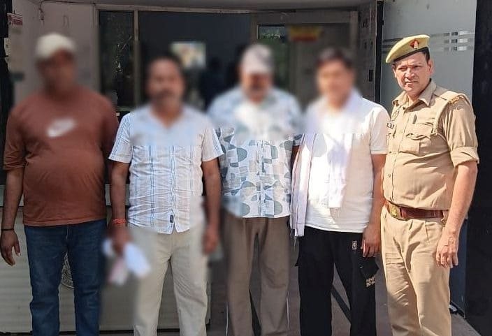 लोहे की सरिया से जानलेवा हमला मामले में गिरफ्तार आरोपी और मझोला पुलिस टीम