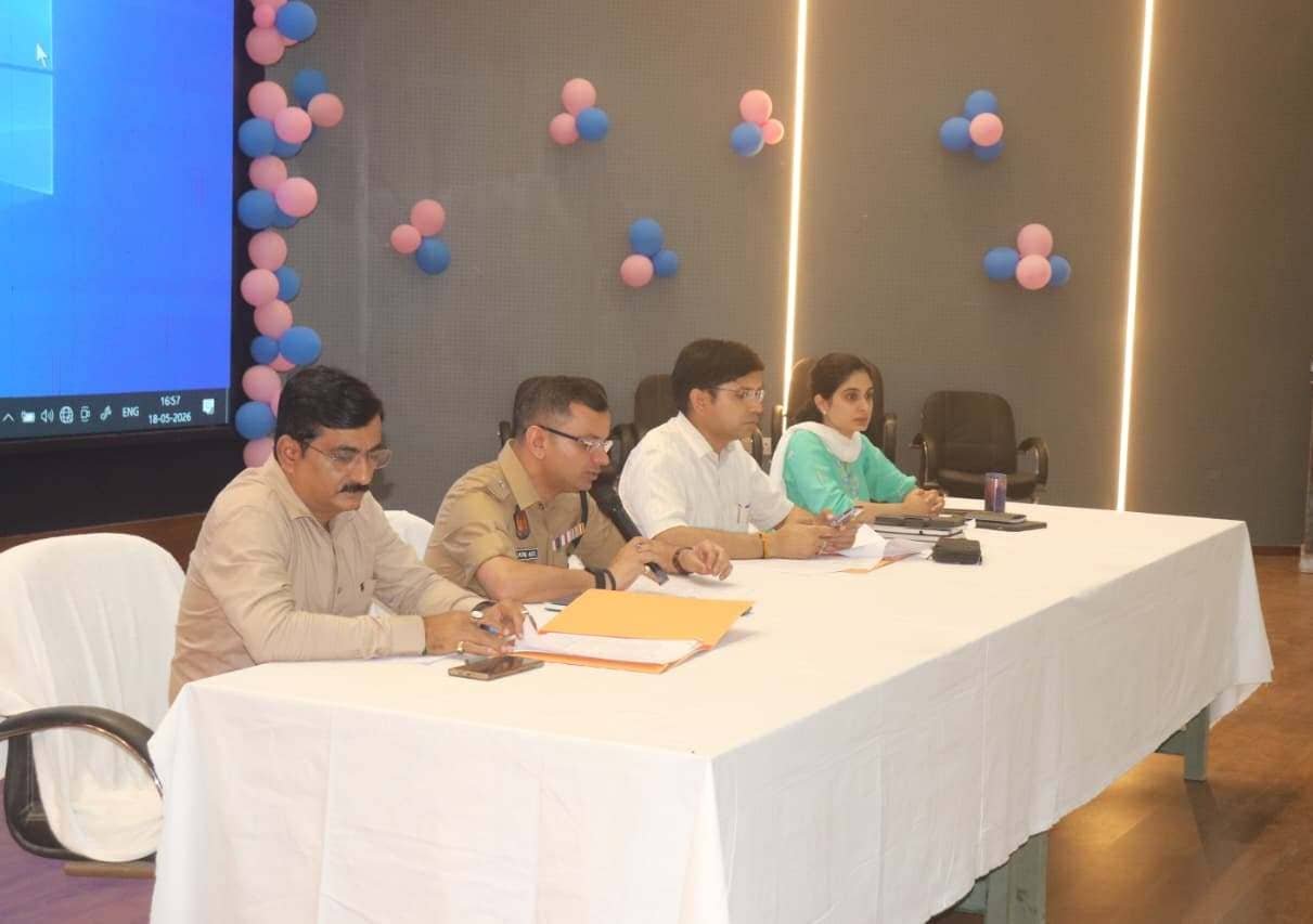 मुरादाबाद में उद्योगपतियों की बैठक में डीएम और एसएसपी अधिकारियों के साथ चर्चा करते हुए