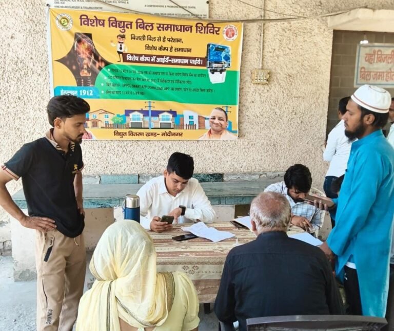 यूपीपीसीएल बिल संशोधन कैम्प में उपभोक्ताओं की शिकायतें सुनते अधिकारी