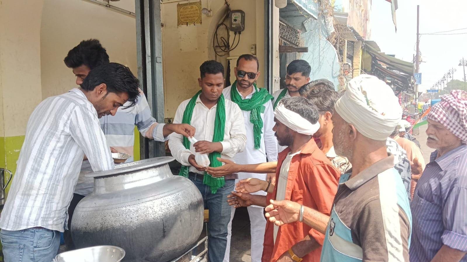 सुनील भाटी जन्मदिन भोजन वितरण कार्यक्रम में जरूरतमंदों को भोजन कराते भाकियू लोकशक्ति कार्यकर्ता