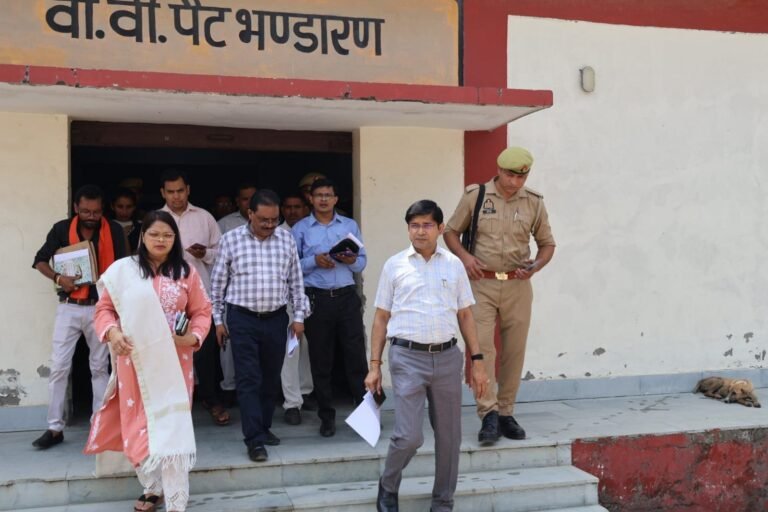 मुरादाबाद में ईवीएम वेयर हाउस का निरीक्षण करते जिलाधिकारी डॉ. राजेन्द्र पैंसिया