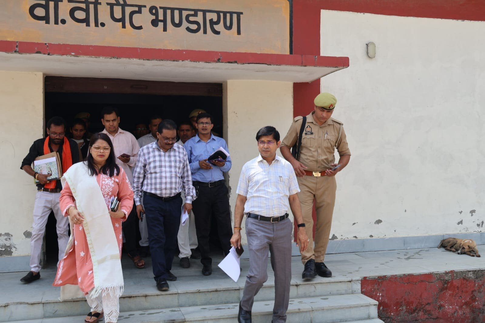 मुरादाबाद में ईवीएम वेयर हाउस का निरीक्षण करते जिलाधिकारी डॉ. राजेन्द्र पैंसिया
