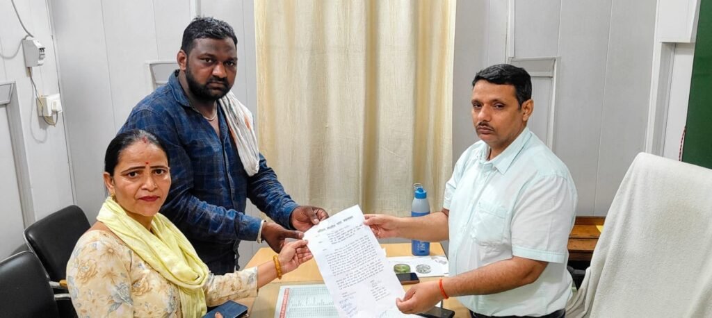 Image Alt Text: मुरादाबाद में अहिल्याबाई होल्कर प्रतिमा के रखरखाव और सौंदर्यीकरण की मांग को लेकर ज्ञापन सौंपते अखिल भारतीय पाल महासभा के पदाधिकारी