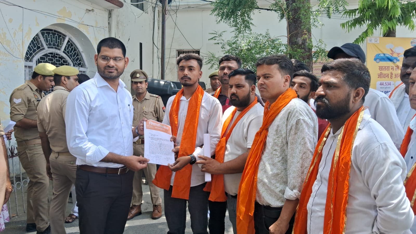 गुरु जंभेश्वर विश्वविद्यालय की मार्कशीट गड़बड़ी और पेपर आउट मामलों को लेकर ज्ञापन सौंपते विद्यार्थी सेना के छात्र नेता और छात्र