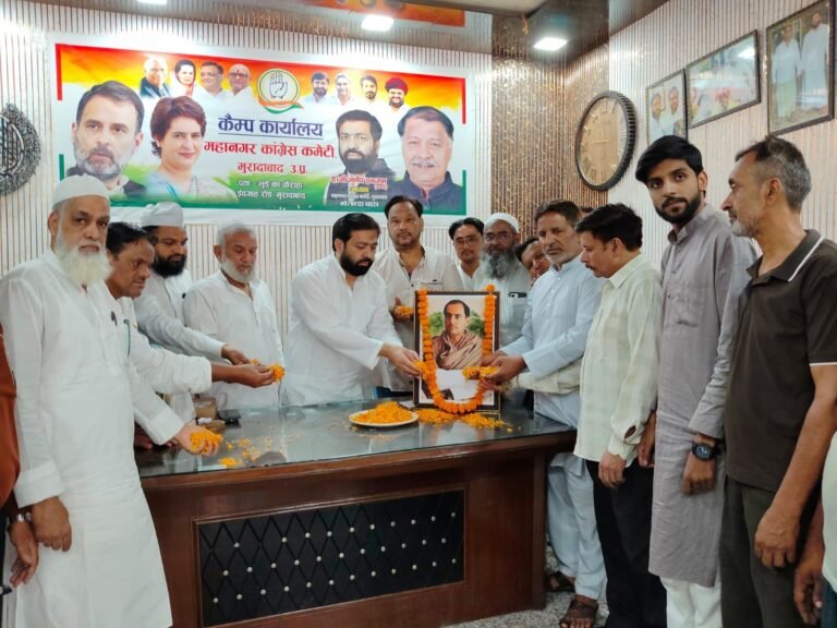 मुरादाबाद में राजीव गांधी पुण्यतिथि पर आयोजित श्रद्धांजलि सभा में राजीव गांधी के चित्र पर माल्यार्पण करते कांग्रेस नेता और कार्यकर्ता