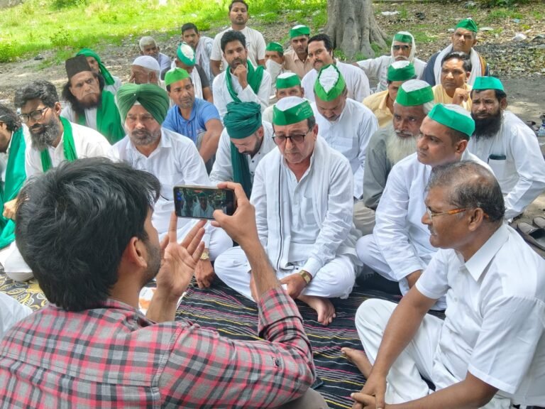 कुंदरकी में बिजली समस्याओं को लेकर भाकियू अंबावता द्वारा विद्युत विभाग के खिलाफ ज्ञापन सौंपते पदाधिकारी