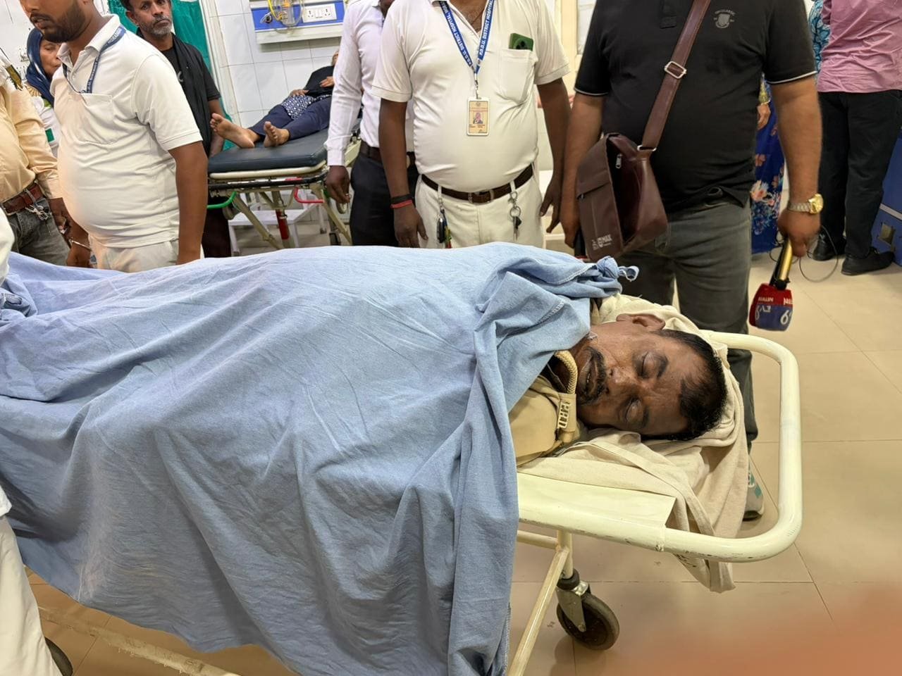 मुरादाबाद के मधुबनी चौराहे पर ट्रैफिक ड्यूटी के दौरान अचेत हुए पीआरडी जवान को अस्पताल ले जाते पुलिसकर्मी
