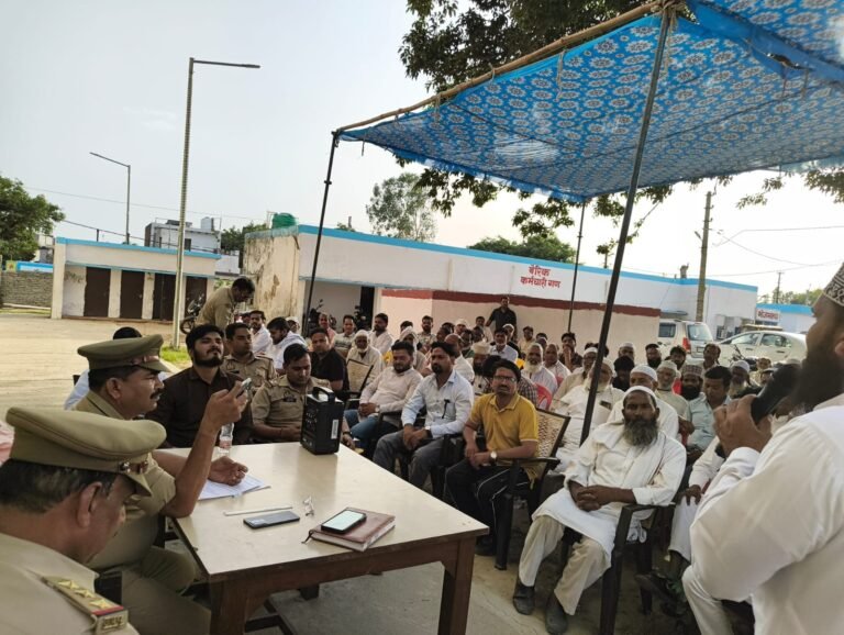 मैनाठेर थाना में बकरीद को लेकर शांति समिति की बैठक में मौजूद पुलिस अधिकारी और क्षेत्रीय जनप्रतिनिधि