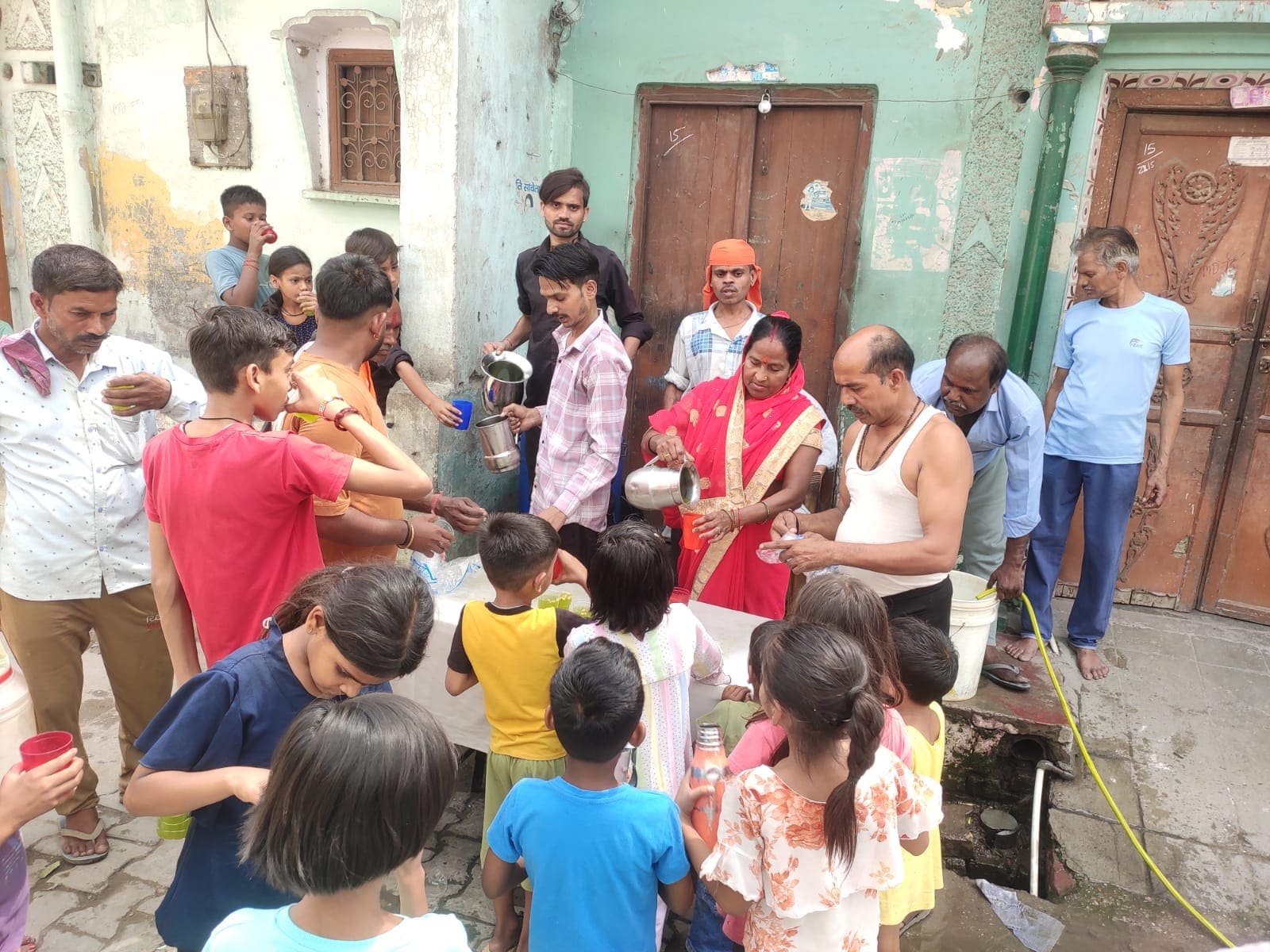 मुरादाबाद में गंगा दशहरा पर आयोजित विशाल भंडारे में श्रद्धालुओं को प्रसाद और शरबत वितरित करते समाजसेवी