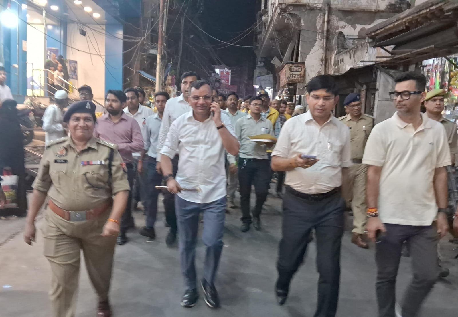 मुरादाबाद में बकरा ईद से पहले फ्लैग मार्च निकालते प्रशासनिक अधिकारी और पुलिस
