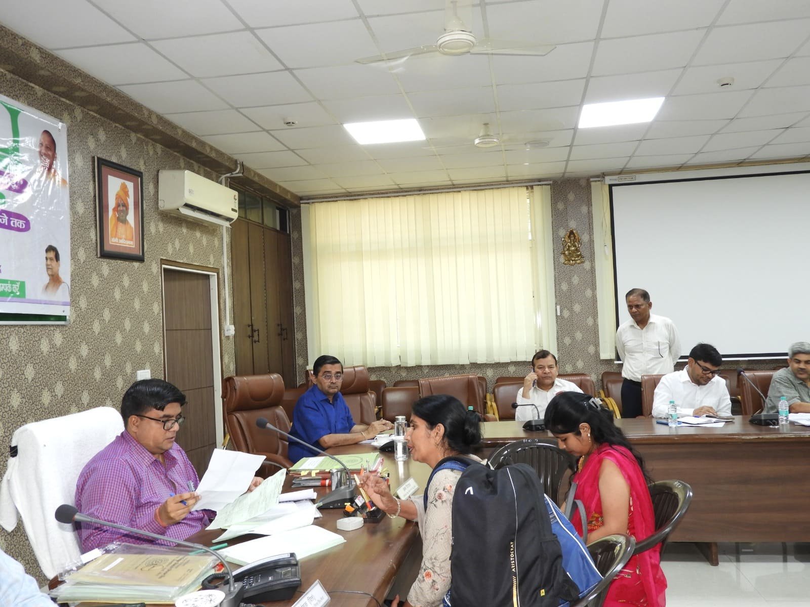 संभव कार्यक्रम में उपभोक्ताओं की समस्याएं सुनते एमडी रवीश गुप्ता