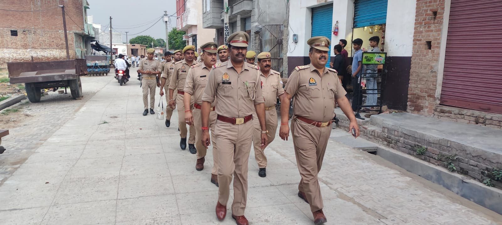 गुरेर गांव में पैदल गश्त अभियान के दौरान पुलिस बल के साथ चौकी प्रभारी राजनाथ सिंह