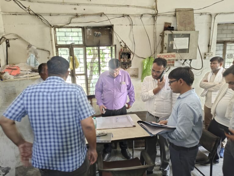 मेरठ में मोहनपुरी और लेडिज पार्क विद्युत उपकेंद्रों का निरीक्षण करते पीवीवीएनएल के एमडी रवीश गुप्ता