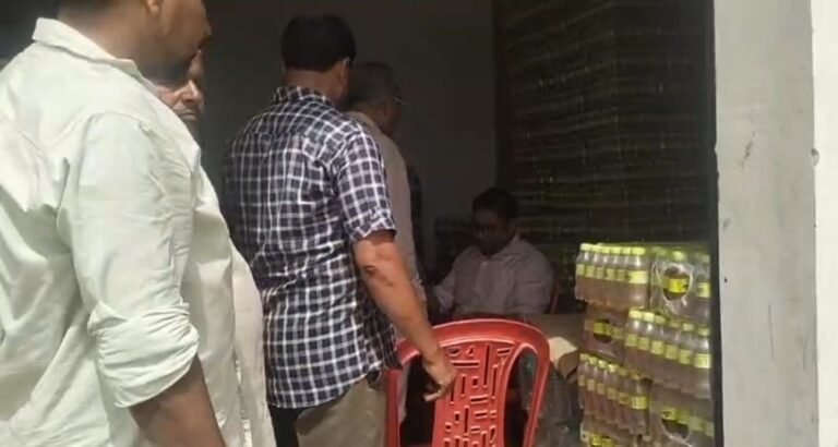 भोजपुर क्षेत्र में एक्सपायरी कोल्ड ड्रिंक मामले में कार्रवाई करती खाद्य विभाग की टीम
