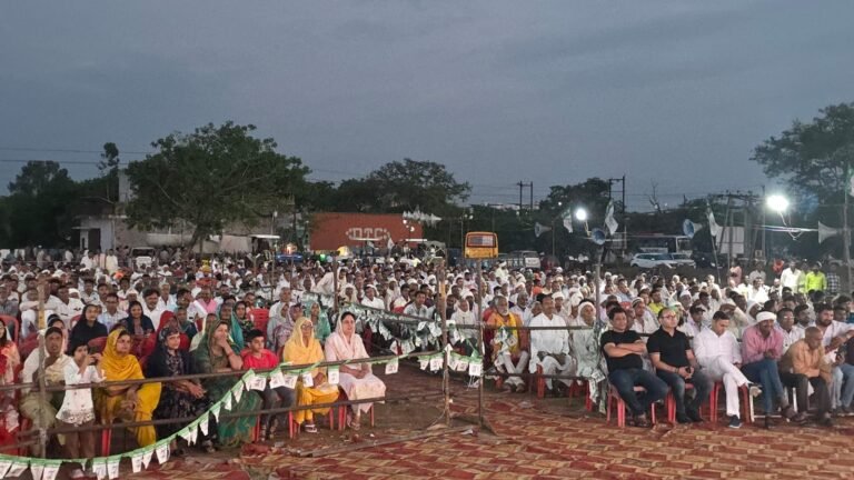 मुरादाबाद में किसान-मजदूर जन चेतना सम्मेलन के दौरान बारिश के बीच मौजूद हजारों किसान, मजदूर और कार्यकर्ता