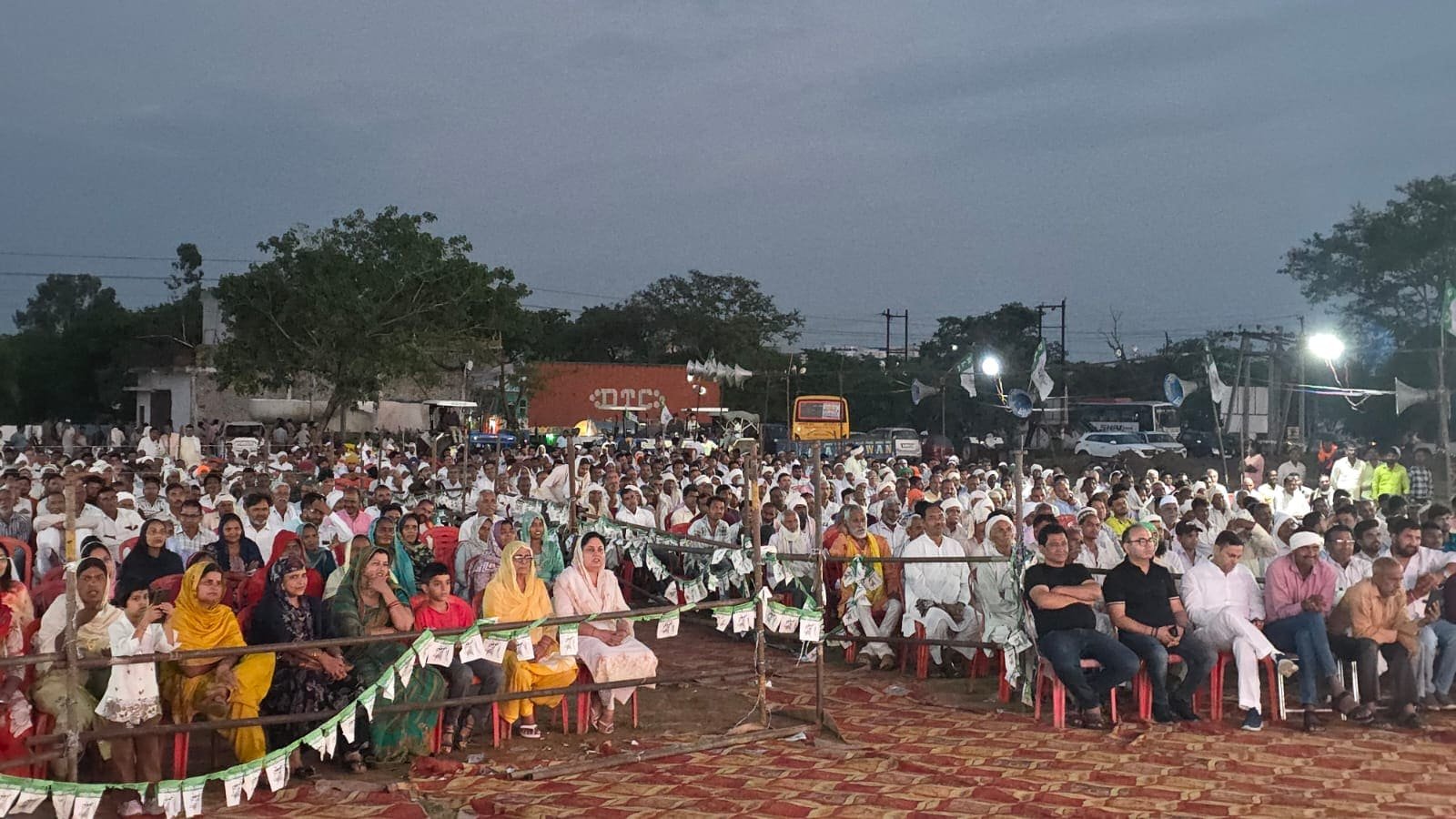 मुरादाबाद में किसान-मजदूर जन चेतना सम्मेलन के दौरान बारिश के बीच मौजूद हजारों किसान, मजदूर और कार्यकर्ता