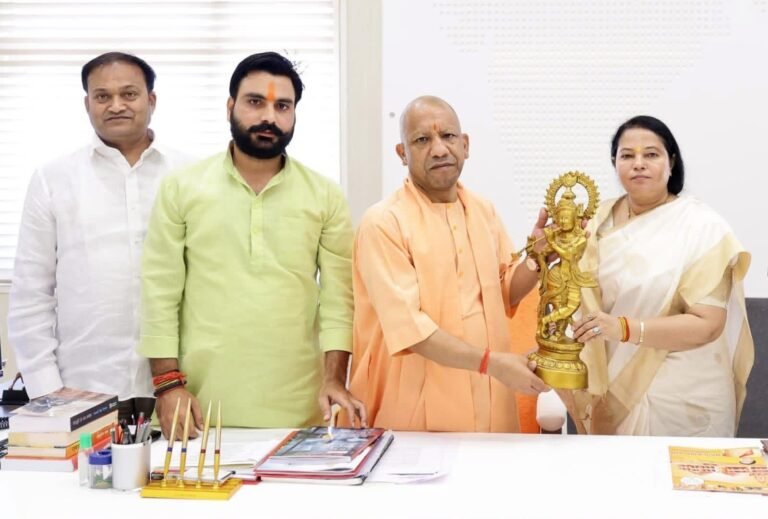 लखनऊ में मुख्यमंत्री योगी आदित्यनाथ और पूर्व मंत्री अरुणा कोरी से मुलाकात करते रवि चौधरी