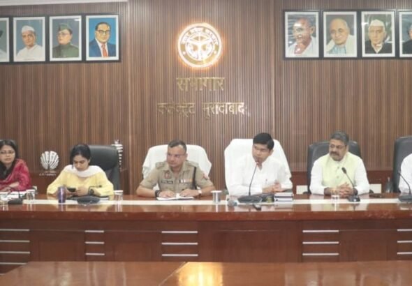 मुरादाबाद आपदा प्रबंधन बैठक में अधिकारियों के साथ समीक्षा करते जिलाधिकारी और वरिष्ठ पुलिस अधीक्षक