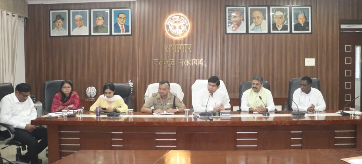 मुरादाबाद आपदा प्रबंधन बैठक में अधिकारियों के साथ समीक्षा करते जिलाधिकारी और वरिष्ठ पुलिस अधीक्षक