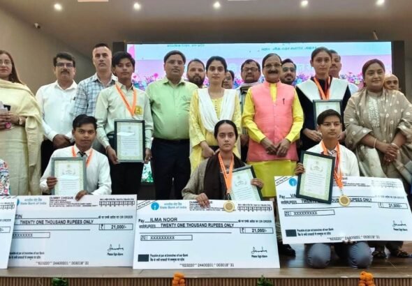 मेधावी विद्यार्थी सम्मान समारोह में सम्मान प्राप्त करते मेधावी छात्र-छात्राएं