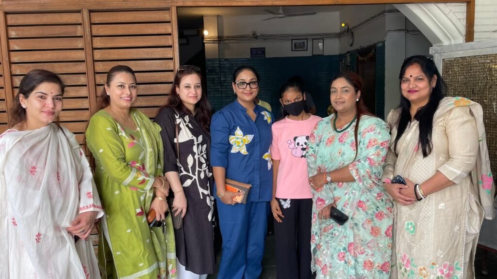 उपचार के बाद अनमोल के स्वास्थ्य में सुधार की जानकारी लेते सेव गर्ल ट्रस्ट के पदाधिकारी