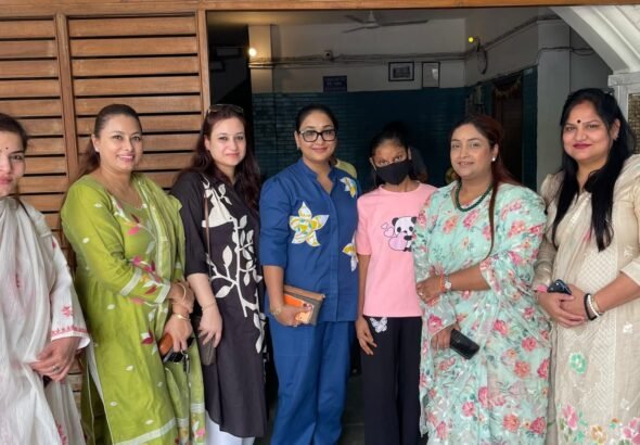 उपचार के बाद अनमोल के स्वास्थ्य में सुधार की जानकारी लेते सेव गर्ल ट्रस्ट के पदाधिकारी