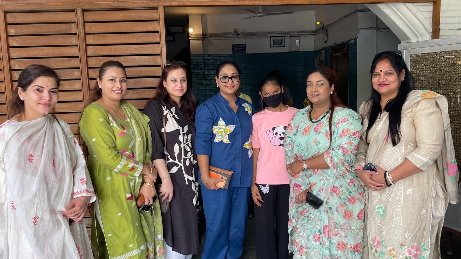 उपचार के बाद अनमोल के स्वास्थ्य में सुधार की जानकारी लेते सेव गर्ल ट्रस्ट के पदाधिकारी