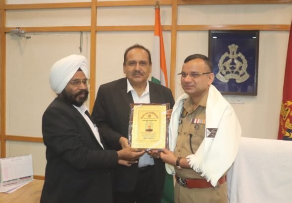 जिला बार एसोसिएशन शपथ ग्रहण समारोह में एसएसपी मुरादाबाद का सम्मान करते पदाधिकारी