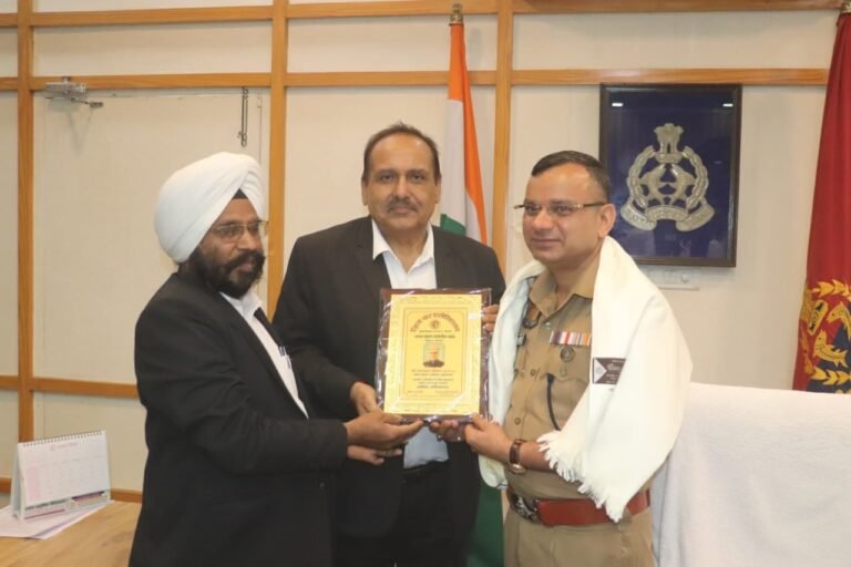 जिला बार एसोसिएशन शपथ ग्रहण समारोह में एसएसपी मुरादाबाद का सम्मान करते पदाधिकारी