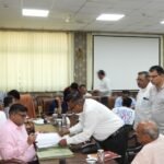 पीवीवीएनएल जनसुनवाई में ईरा गार्डन की बिजली समस्या पर चर्चा करते प्रबंध निदेशक रविश गुप्ता
