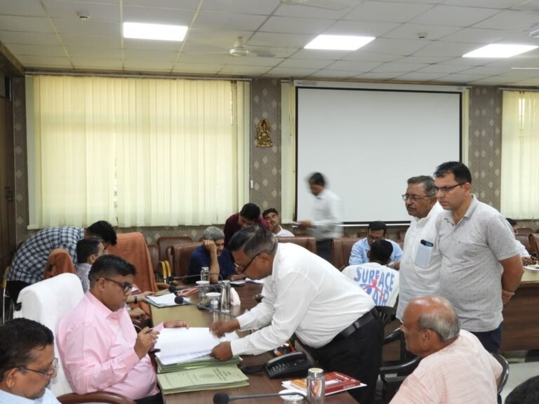 पीवीवीएनएल जनसुनवाई में ईरा गार्डन की बिजली समस्या पर चर्चा करते प्रबंध निदेशक रविश गुप्ता