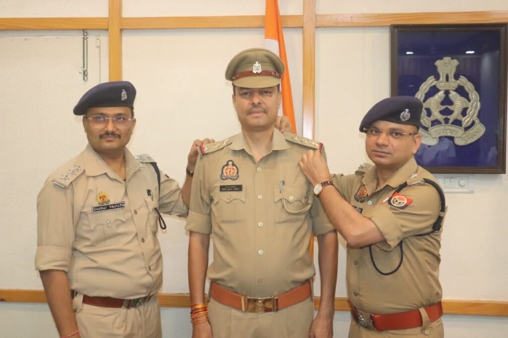 स्टार सेरेमनी के दौरान निरीक्षक योगेश कुमार मलिक को नई रैंक लगाते एसएसपी मुरादाबाद