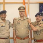 स्टार सेरेमनी के दौरान निरीक्षक योगेश कुमार मलिक को नई रैंक लगाते एसएसपी मुरादाबाद
