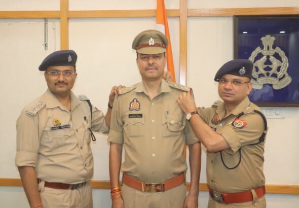 स्टार सेरेमनी के दौरान निरीक्षक योगेश कुमार मलिक को नई रैंक लगाते एसएसपी मुरादाबाद
