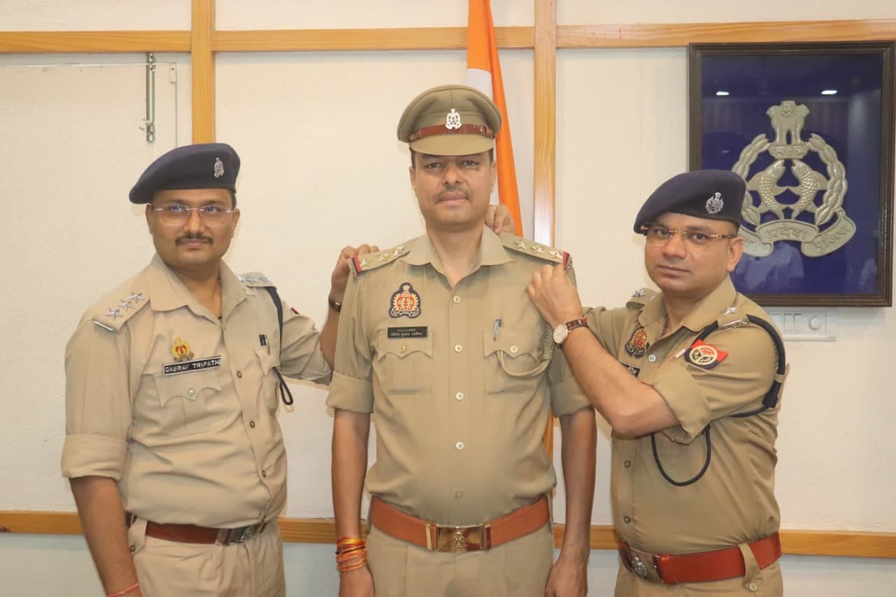स्टार सेरेमनी के दौरान निरीक्षक योगेश कुमार मलिक को नई रैंक लगाते एसएसपी मुरादाबाद