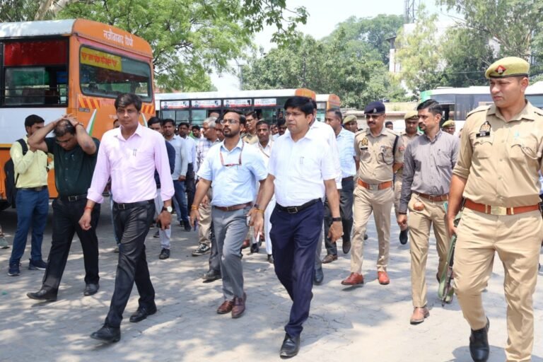 मुरादाबाद यातायात व्यवस्था का निरीक्षण करते डीएम डॉ. राजेन्द्र पैंसिया एवं अधिकारी