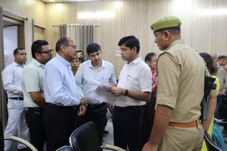 मुरादाबाद जनसुनवाई के दौरान शिकायतकर्ताओं की समस्याएं सुनते डीएम राजेंद्र पैंसिया